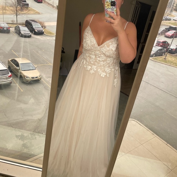 Elegant White Lace Bridal Gown - Picture 4 of 8